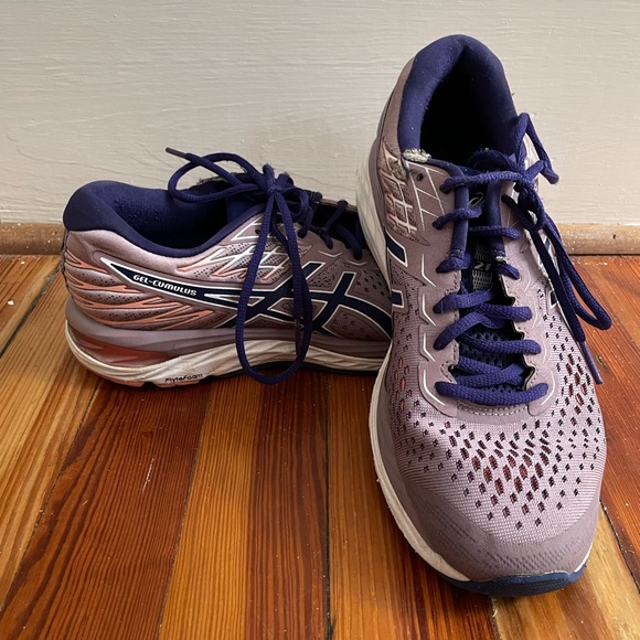 ASICS - Picture 2 of 4